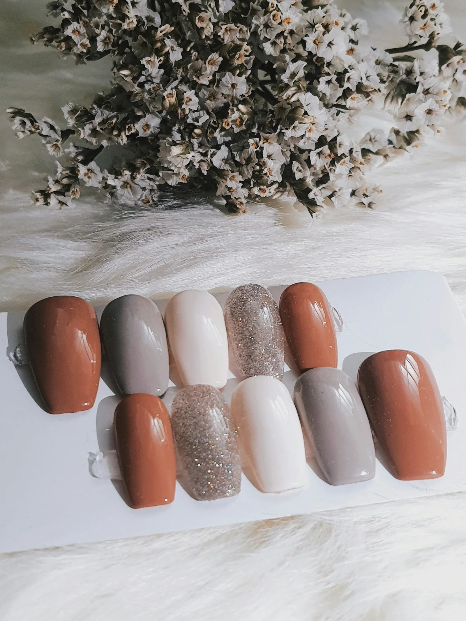 Lösnaglar i nude och glitter